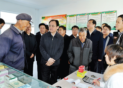 图为市委书记李俊明在静乐县五家庄移民村日间照料中心调研.