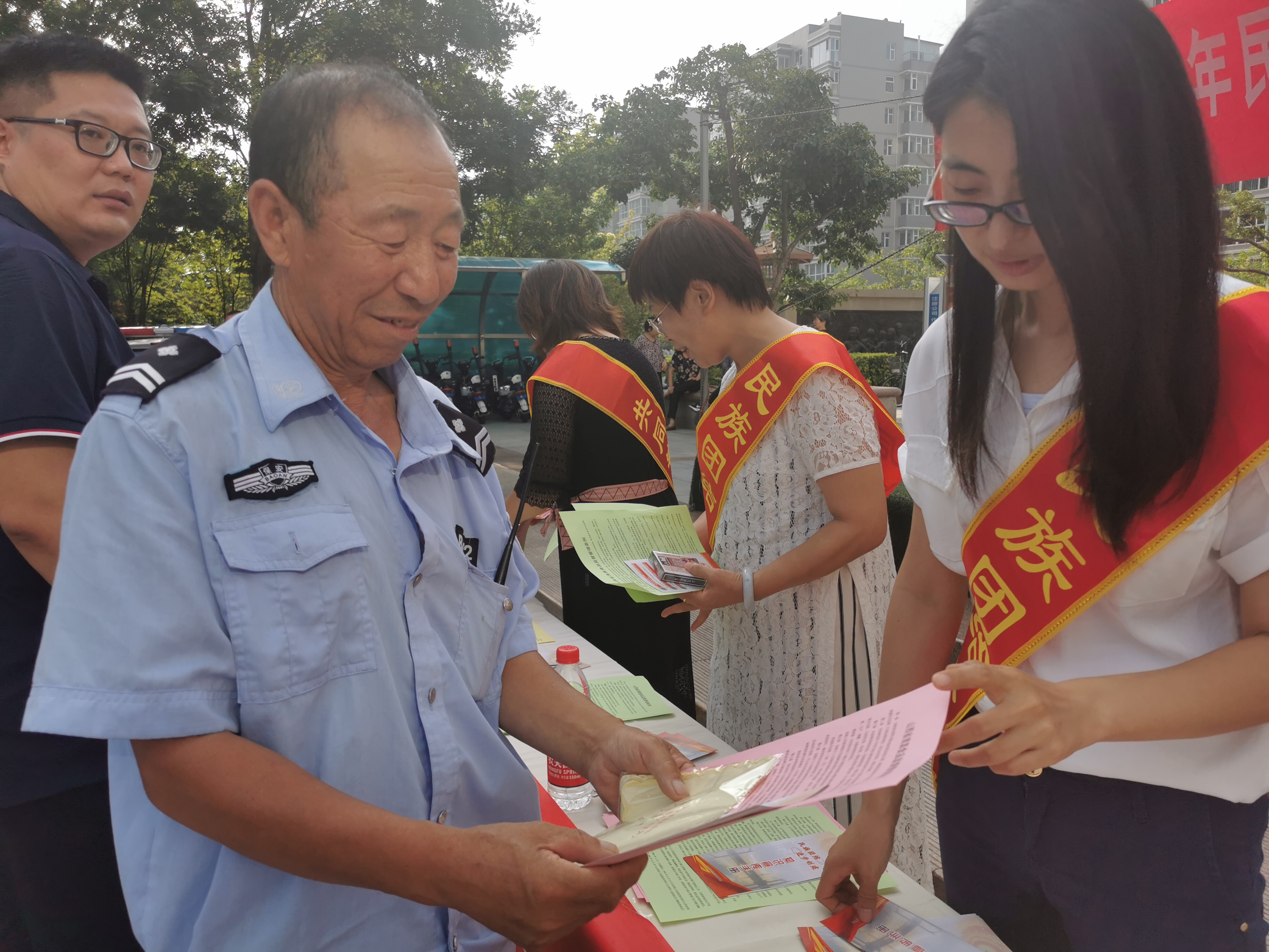 市委统战部开展民族团结进步宣传教育进社区活动